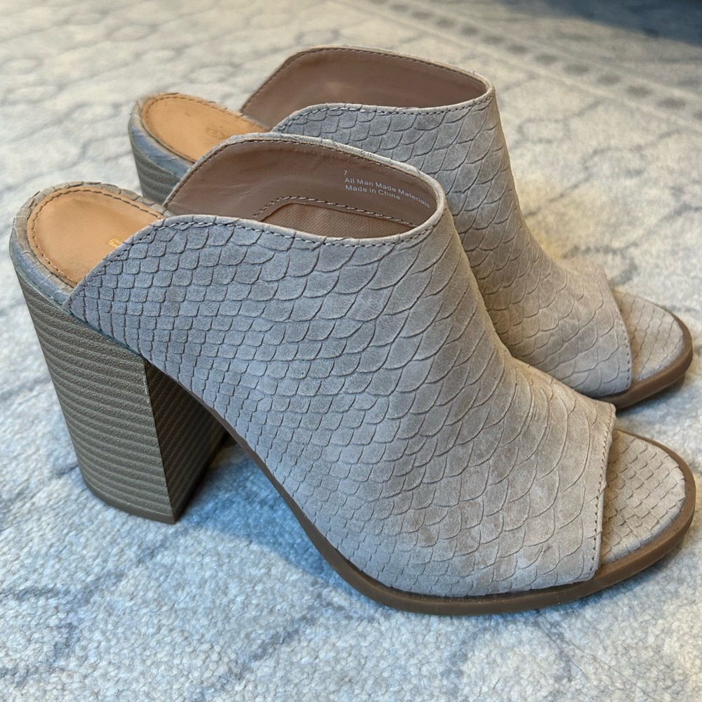Scale textured slip on heels
